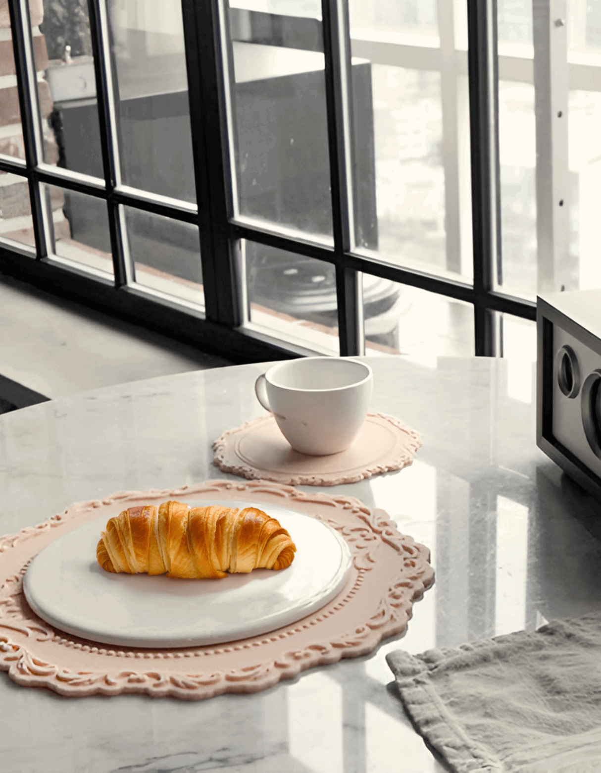 UnRoll French-Style Silicone Round Place Mat with Lace Details Dusty Pink