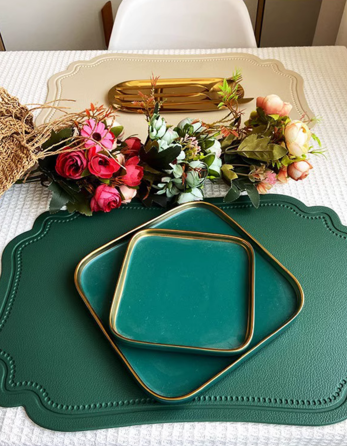 LaBelle Place Mat with curved edges, crafted from elegant faux leather, water- and heat-resistant, adding sophistication to any table setting